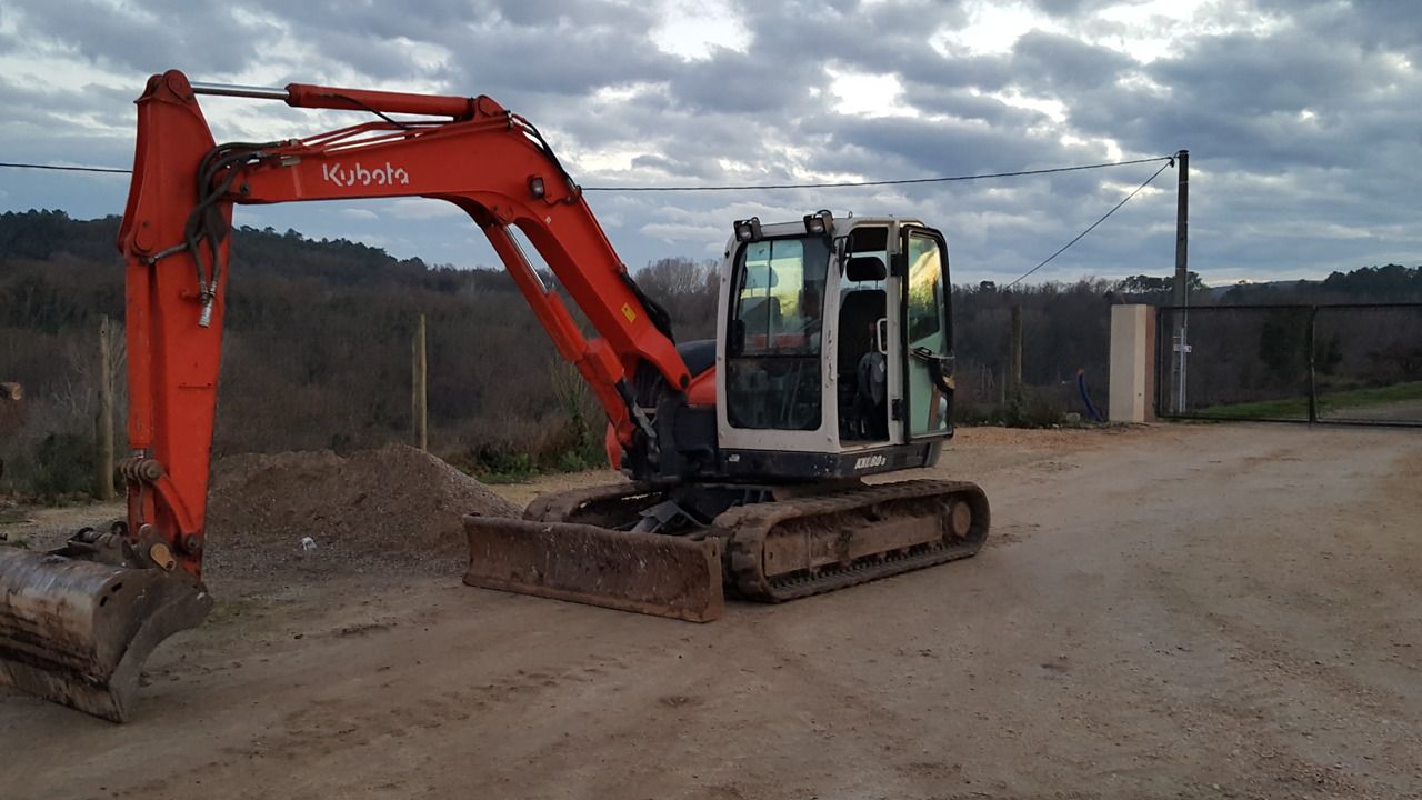 Pelle Kubota de 8 tonnes sur un chantier