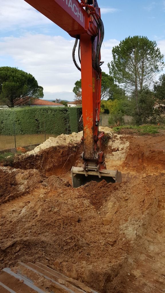 Fouilles de fondations creusées à la pelle